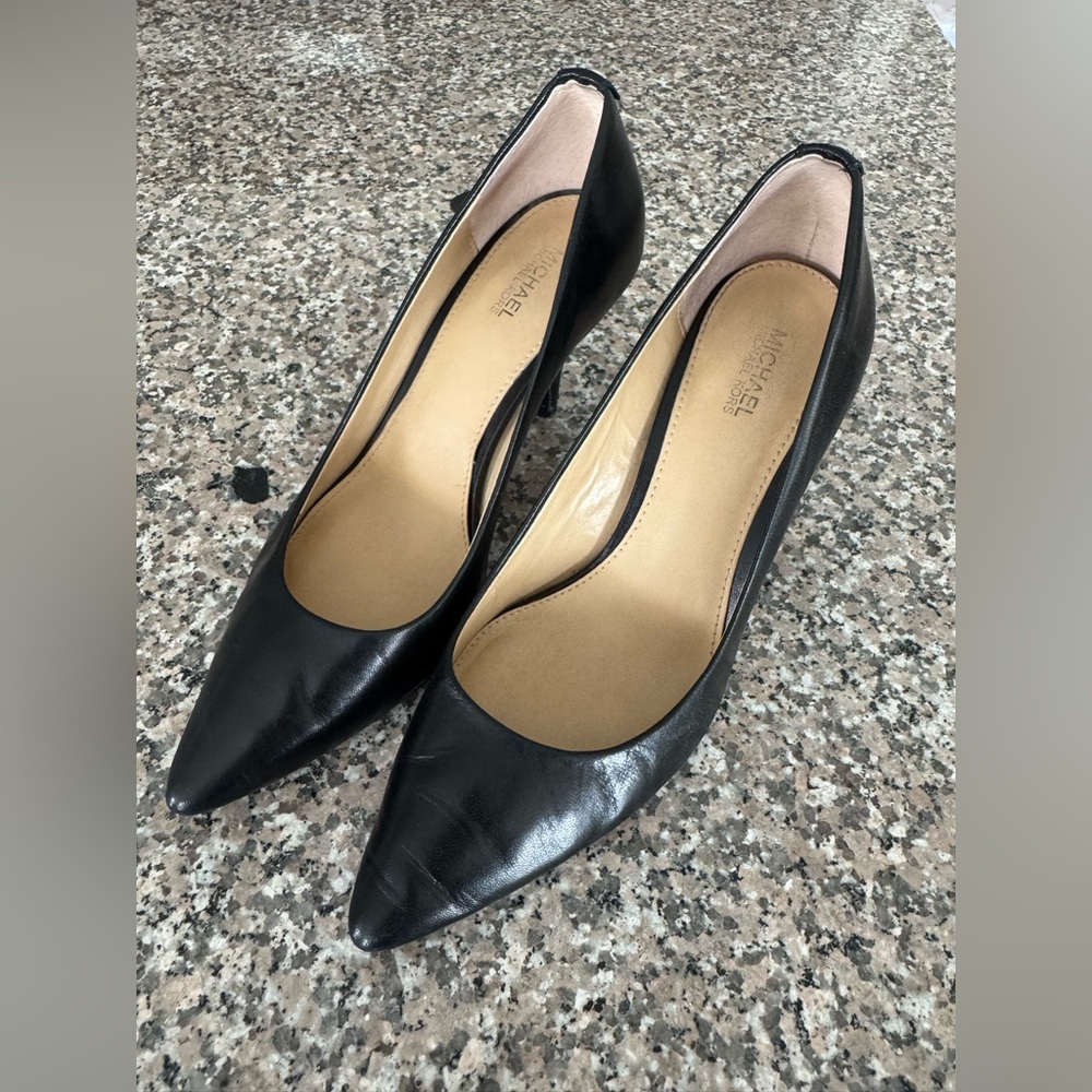MICHAEL Michael Kors Black Leather Pointed-Toe Pumps – Size 7M